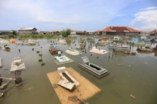 Banjir Rob Rendam Pemakaman...