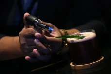 Aksi Bartender Racik...