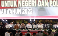 Ribuan Polisi Khusyuk...