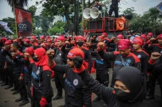 Tolak PHK Massal, Buruh...