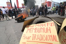 Aksi Tolak Pembukaan...