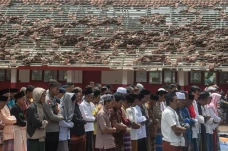 Warga Gelar Salat Jumat...