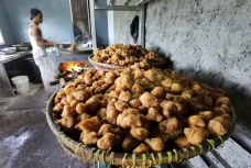Melihat Pembuatan Getuk...