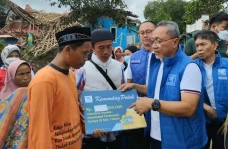 Mendag Serahkan Bantuan...