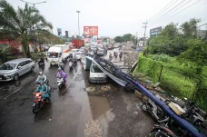 Papan Reklame Roboh...