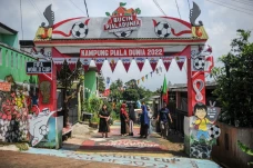 Uniknya Kampung Piala...