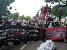 Mahasiswa Apoteker Gugat...