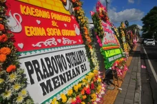 Karangan Bunga Ucapan...