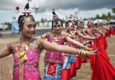 Tari Lariangi Meriahkan...