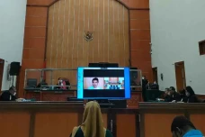 Roy Suryo Dituntut 1,5...