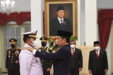 Jokowi Lantik Laksamana...