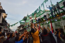Tradisi Serak Gulo di...