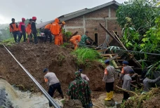 Pencarian Korban Tanah...