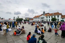 Mengunjungi Kawasan...