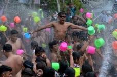 Tradisi Perang Air di...
