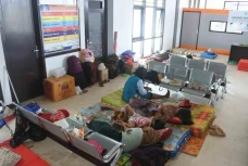 Cuaca Buruk, Calon Penumpang...