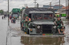 Petugas Gabungan Evakuasi...