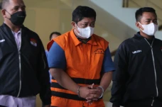 KPK Tahan Penyuap Gubernur...