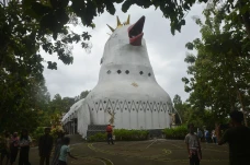 Menikmati Pesona Gereja...