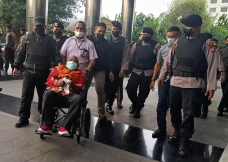 Dibantu Kursi Roda,...