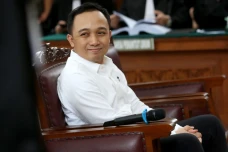 Ricky Rizal Dituntut...