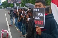 Bawa Keranda Mayat PSSI,...