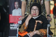 Pakai Tongkat dan Kursi...
