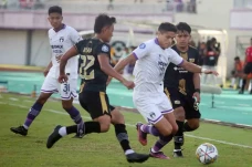 Dewa United Kalahkan...