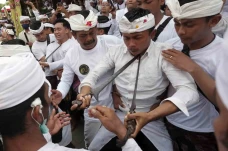 Tradisi Ngerebong di...