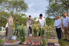 Tabur bunga Peringatan...