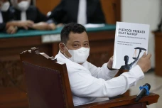 Bacakan Pleidoi, Kuat...