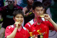 Kalahkan Jiang/Wei,...