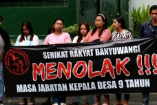 Warga Gelar Aksi Tolak...