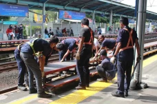KAI Pasang Tangga Penyambung...