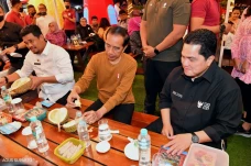 Momen Erick Thohir Makan...