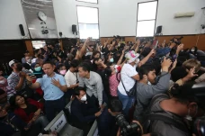 Membludak, Pendukung...