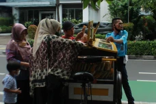 Menikmati Roti Legendaris...