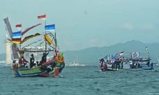 Perahu Hias Meriahkan...
