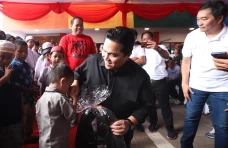 Erick Thohir Hadiri...
