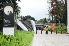 Mengunjungi Taman Literasi...
