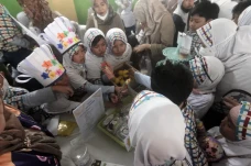 Latih Siswa Berwirausaha,...