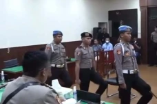 Berseragam Polri, Begini...