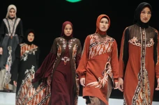Potret Busana Lia Afif...