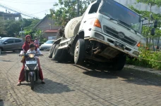 Truk Molen Terguling...