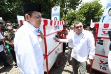 HT Tinjau Penyerahan...