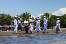 Upacara Melasti di Pantai...