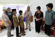 Berbagi Kasih dan Kebaikan...