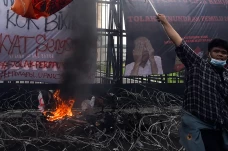 Mahasiswa Tolak Pengesahan...