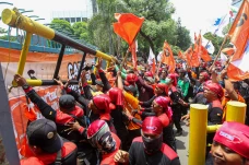 Ribuan Buruh Geruduk...