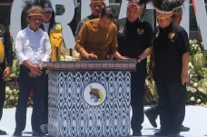 Presiden Jokowi Resmikan...